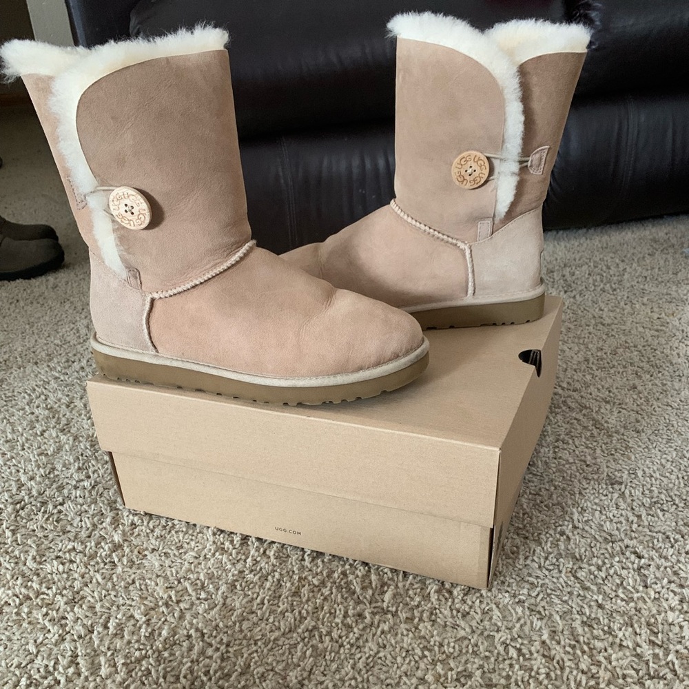 Sand colored UGG Bailey Button size 8 lightly worn